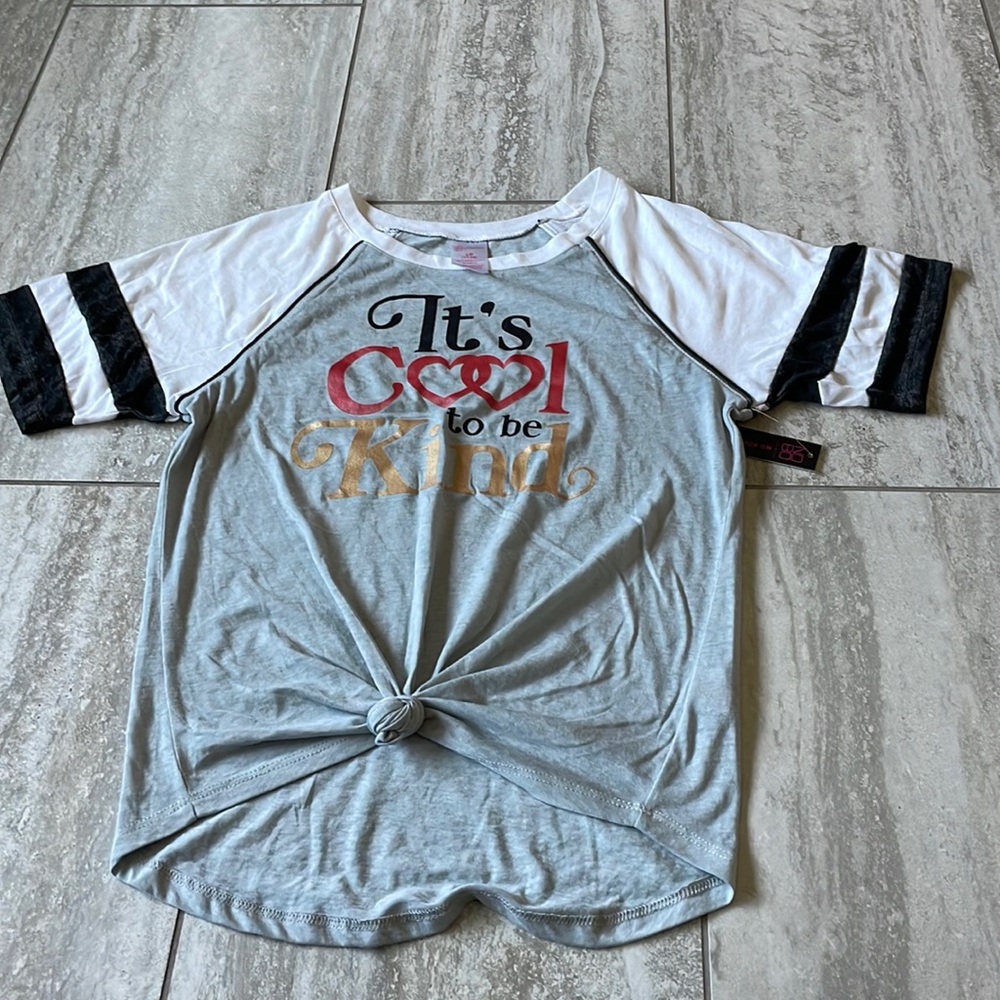 No Boundaries short sleeves gray t shirt for girls